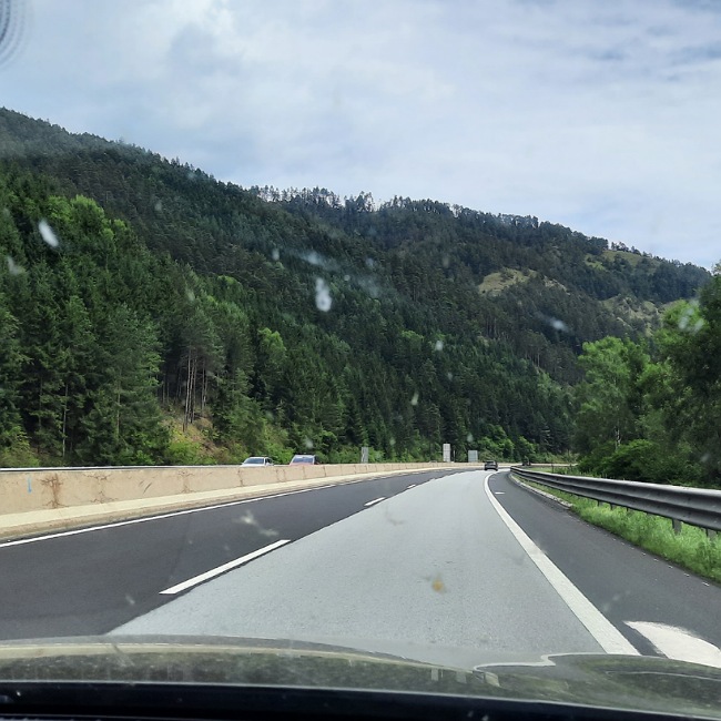 Blick auf die Autobahn vom Auto aus.