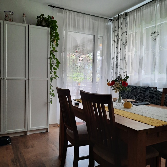 Wohnzimmer, Blick zur Balkontür