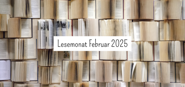 aufgeschlagene Bücher. Text: Lesemonat Februar 2025